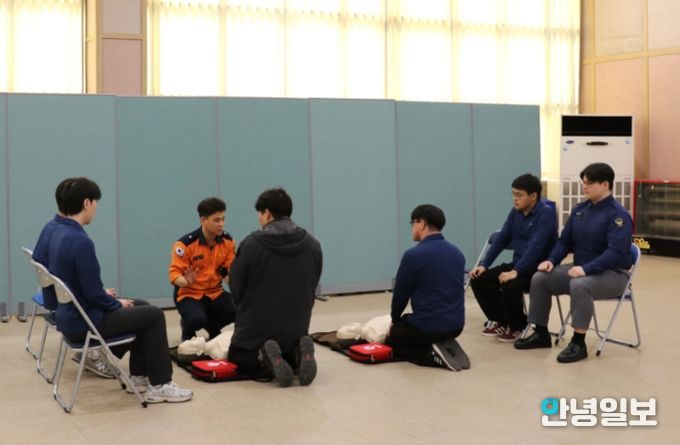 파주소방서 교육담당자(좌측두번째)가 사회복무요원 대상 응급처치 중