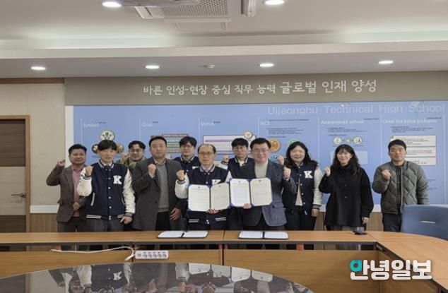 왼) 한국모빌리티고등학교 교장 김주한 오) 경기대진테크노파크 미래성장본부장 권재형