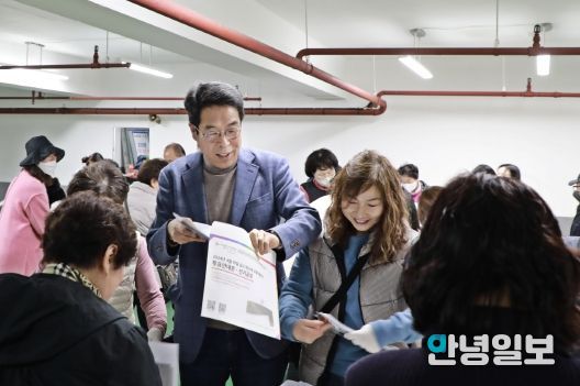 김기배 수원시 팔달구청장, 선거공보 발송 작업현장 함께해