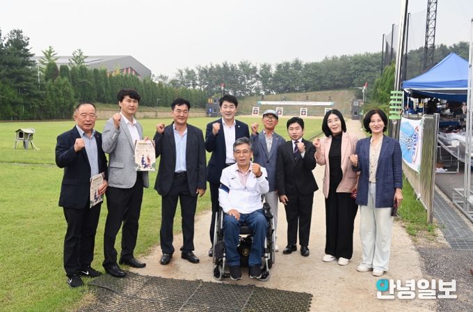 궁도 대회에 참석한 화성시의회 의원들과 관계자 단체