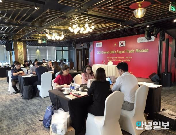 베트남 하노이에 위치한 그랜드 비스타 비즈니스 센터에서 수출판매개척단이 수출 상담을 하고 있다.