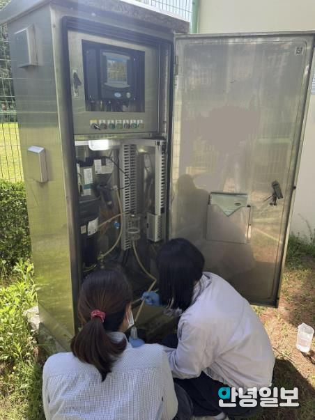 원천 배수지에서 참관 채수 작업을 하고 있다.