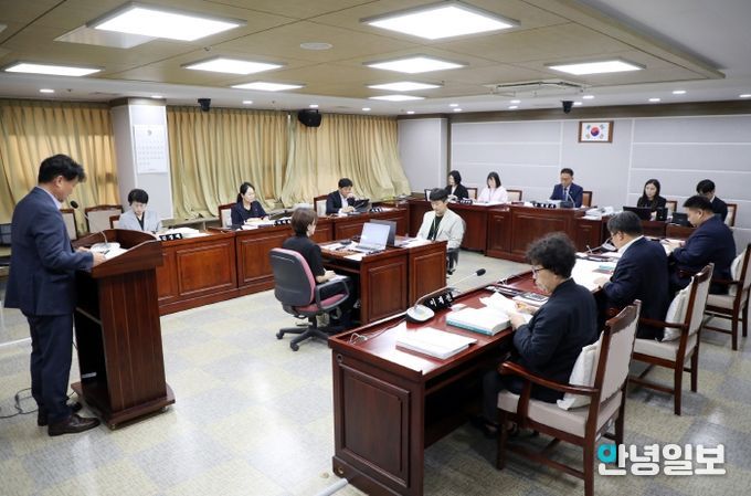 수원특례시의회 환경안전위원회 안건 심사