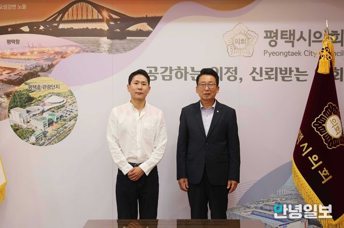 한식레스토랑 운영하는 허태양씨에게 표창한 평택시의회 강정구 의장