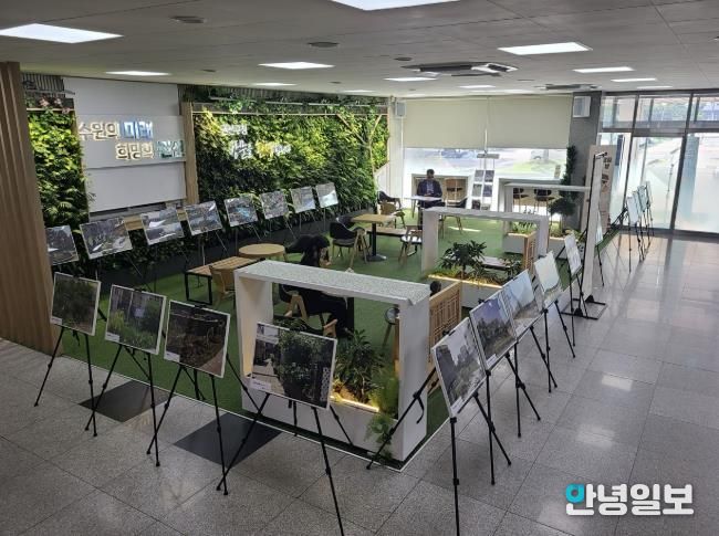 권선구청에서 새빛수원 손바닥정원 사진전시회가 열리고 있다.