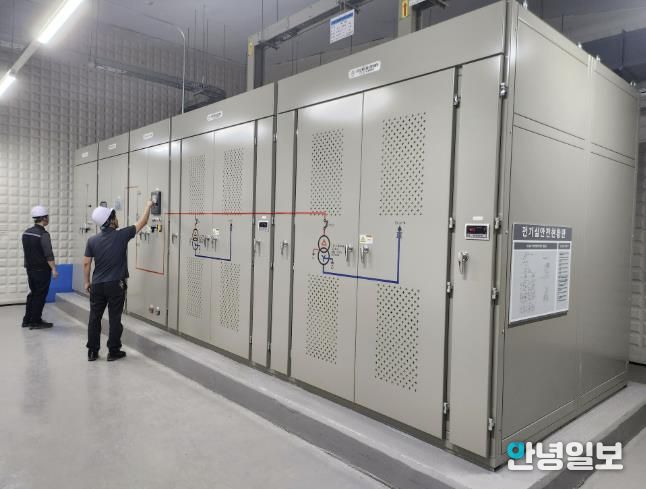 화성특례시 관계자가 화성동탄중앙도서관 전기실을 점검하고 있다