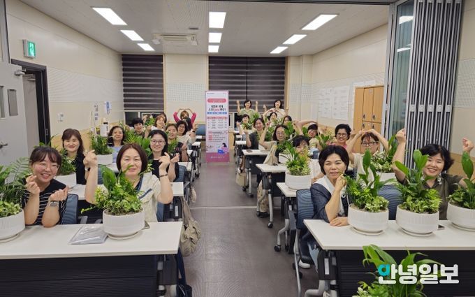 지난 9월 18일 광명시여성새로일하기센터 너른교실에서 '새일과 손잡(job)아요! 힐링 프로그램'을 진행하고 기념사진을 촬영하고 있다.