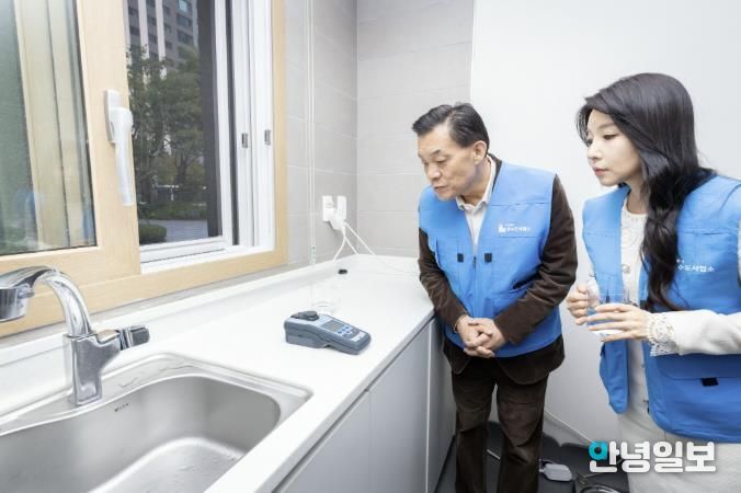 이재준 시장과 수원시 수돗물 홍보대사인 리포터 이단비씨가 탁도계로 수돗물 탁도를 측정하고 있다.