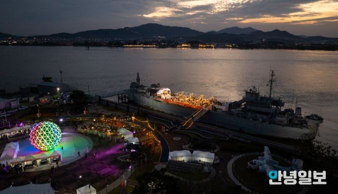 김포시가 25일 김포함상공원 및 대명항 일대에서 ‘2025 김포 선셋 페스타 위드 로컬푸드 다이닝’ 행사를 개최했다.