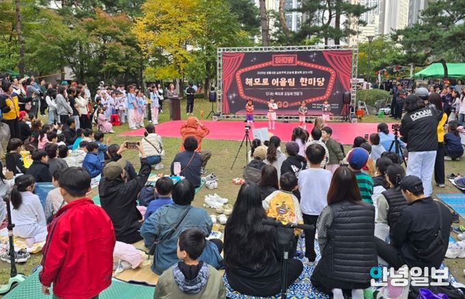 지난 25일 '생활사촌' 공동주택 공동체 활성화 사업에 참여 중인 해모로이연아파트 단지에서 주민이 직접 기획하고 운영한 프로그램이 진행되고 있다.