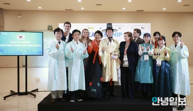 22일 세비야 피베스에서 이상일 시장과 시 대표단이 한복을 입고 기념사진을 촬영하고 있다