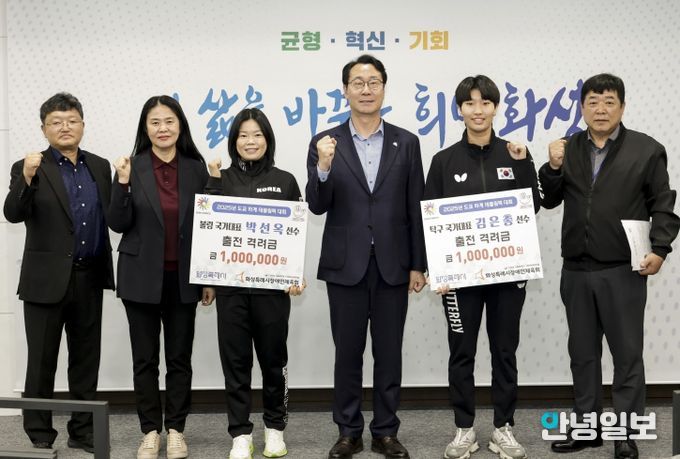 정명근 화성특례시장이 격려금 전달에 이어 선수들과 기념촬영을 하고 있다