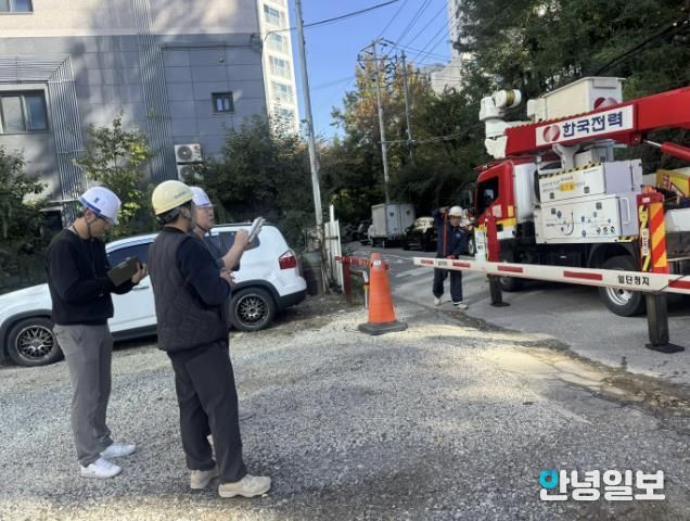 수원시가 유관기관과 함께 전력시설을 점검하고 있다.