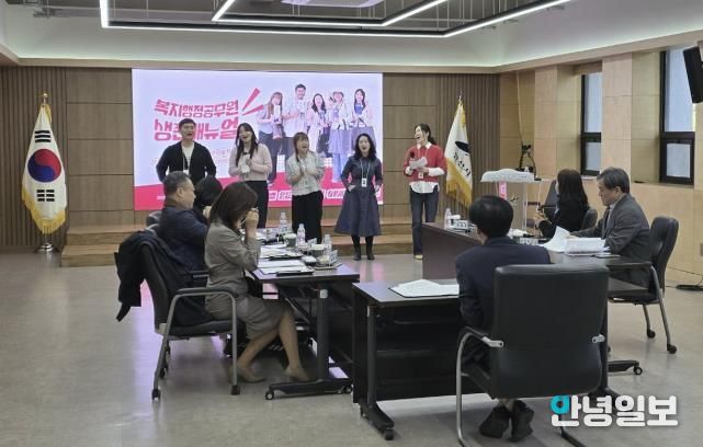 안산시 선후배 공직자 간 소통-멘토 교육에 참여한 7개 팀 중 최종 심사에 오른 '낙(樂)낙(Knock)' 팀원들이 발표를 진행하고 있다.