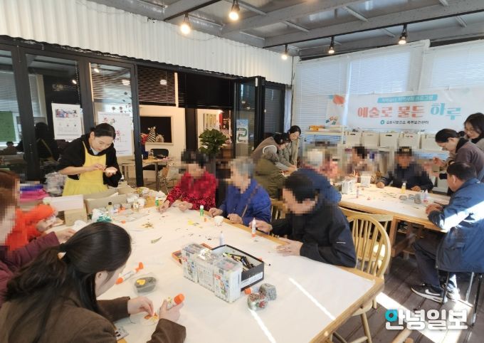김포시, 치매쉼터 어르신들의 특별한 미술관 나들이 ‘예술로 물든 하루’ 운영