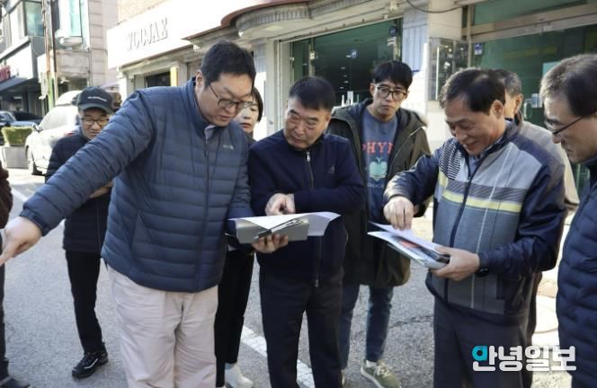 황인섭 동안구청장이 28일 귀인동 학원가 먹자골목 포트홀 현장을 점검했다.