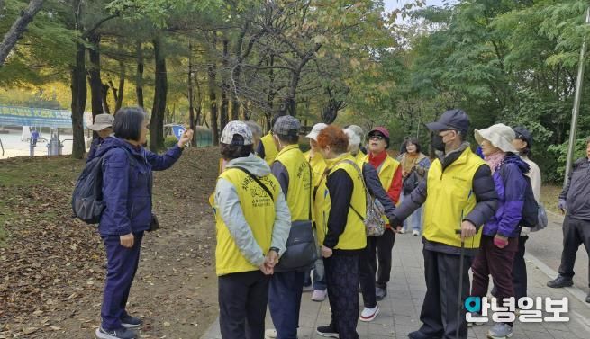안양 동안치매안심센터는 치매가족 숲생태체험 프로그램으로 학의천 생태체험을 진행했다