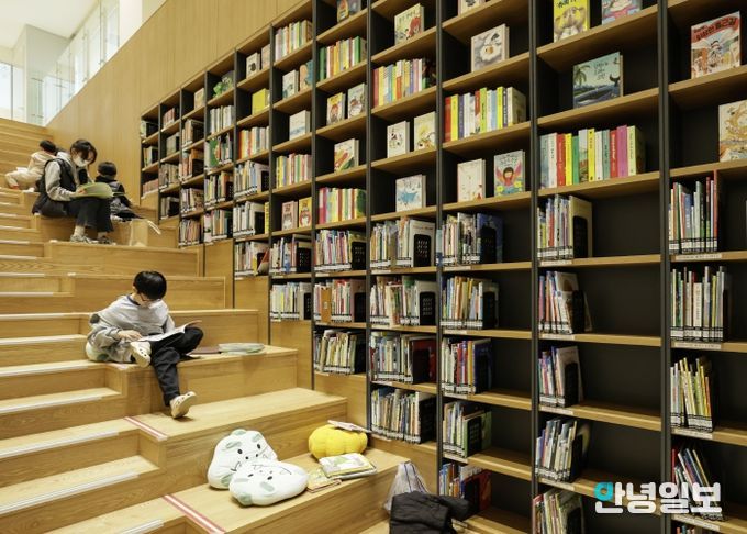 시민들이 화성동탄중앙도서관을 이용하고 있다