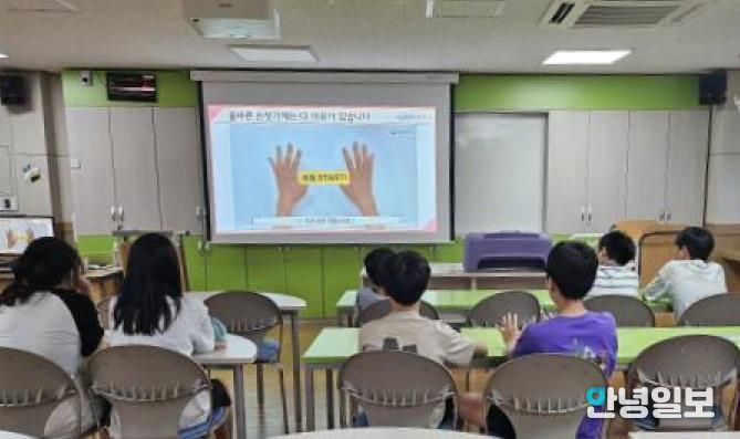 화성특례시가 관내 어린이들을 대상으로 손씻기 교육을 하고 있다