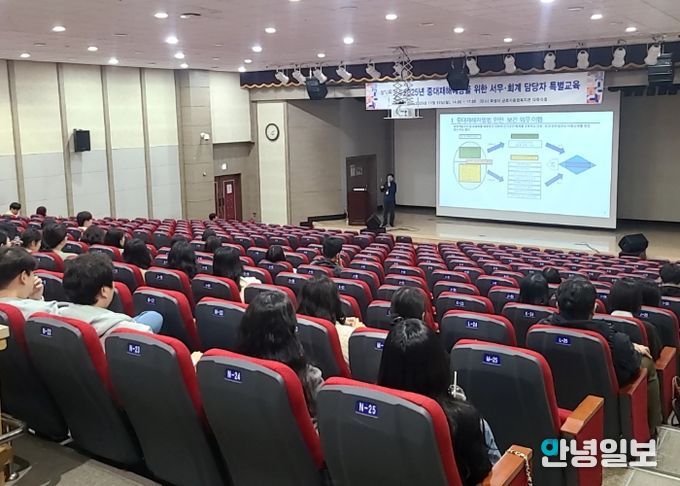 화성특례시가 10일 서무회계 담당자를 대상으로 중대재해예방을 위한 특별교육을 실시했다