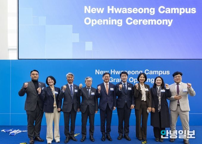 준공식에 참석한 화성특례시의원 기념 사진