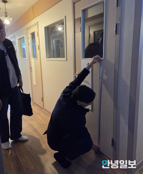 수원특례시, 유관기관 관계자들이 신종·변종 룸카페를 대상으로 합동점검을 진행하고 있다.