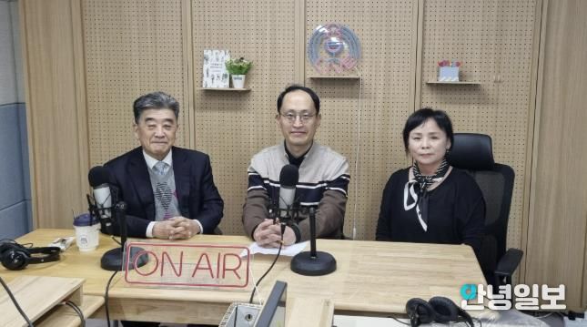 지난 6일 첫 방송을 녹음한 참석자들이 기념사진을 촬영하고 있다.(왼쪽부터 우명동 성신여대 명예교수, 자치분권협의회 구균철 의장, 윤양옥 위원)