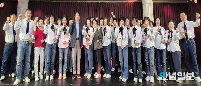 수원시 영통구 광교2동 라온시니어 합창단, 주민 환호 속에 정기연주회 성료