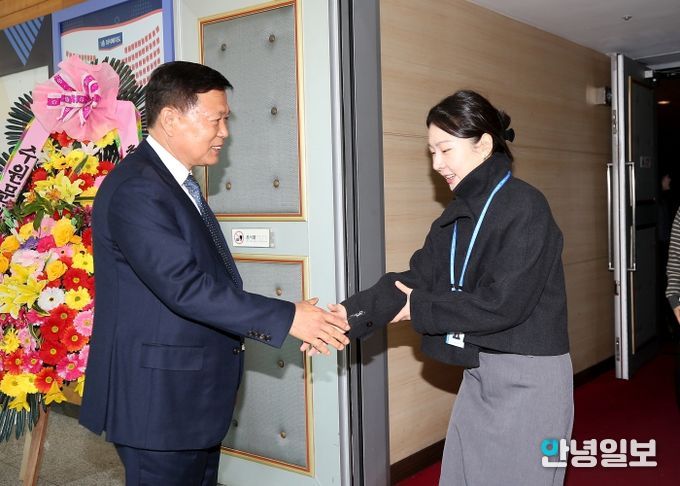 이영인 제4대 신임 수원도시공사 사장이 이날 오전 한누리아트홀에서 열린 취임식에서 공사 임직원들과 인사를 나누고 있다. (사진=수원도시공사 제공)