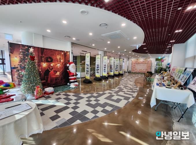 안성시 가족센터, 시민 위한 ‘크리스마스 포토존·체험 전시’ 운영