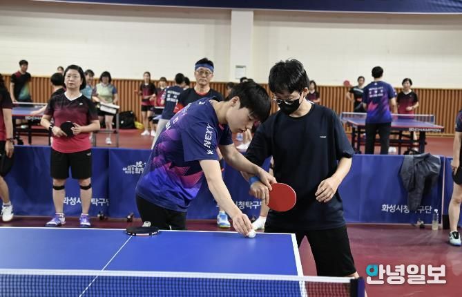 재능기부 프로그램 참가자가 프로 선수에게 노하우를 직접 전수 받고 있다.