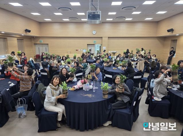 도시농업 참여자들과 유관기관 관계자 등이 ‘2025년 도시농업 종합평가회’에서 함께하고 있다.