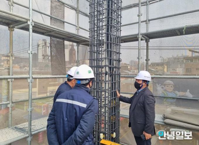 점검반이 건축공사장을 점검하고 있다.