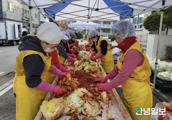 수원 징검다리봉사단, 수원시 장안구 정자2동에서 김장 김치 담그기 행사