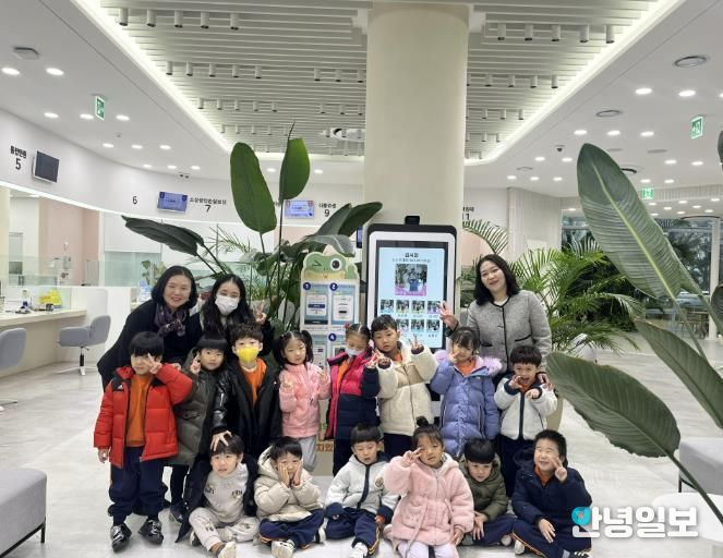 기부키오스크 체험 프로그램 참여자들이 단체사진을 촬영하고 있다.