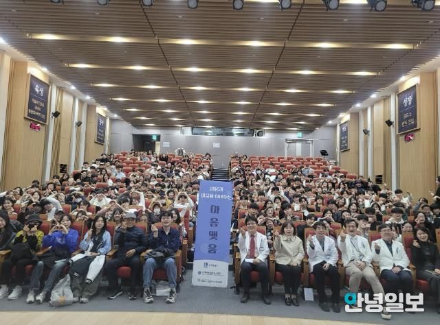 종결식 참석자들이 단체사진을 촬영하고 있다