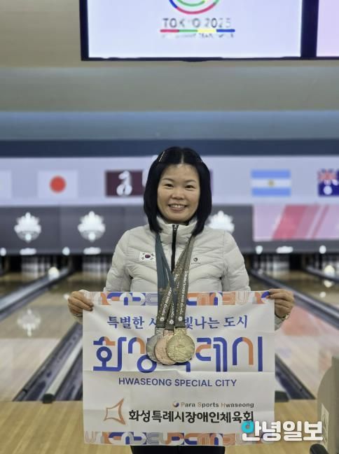 2025 도쿄 데플림픽에서 금1·은1·동1의 성적을 거둔 박선옥 선수가 메달을 목에 걸고 기념촬영하고 있다