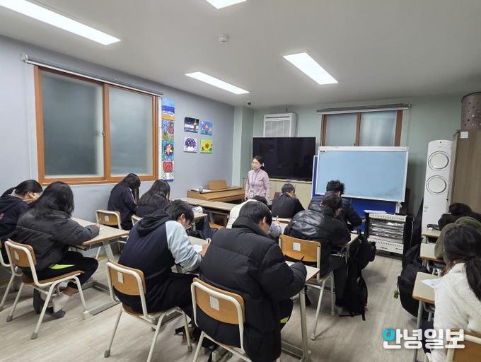 아동용 우울 척도 검사지(CDI) 자가 진단을 하는 모습