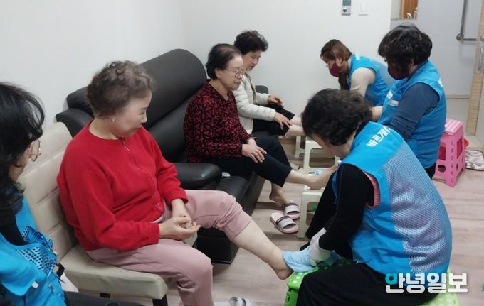 바르게살기운동 동삭동위원회, 경로당 방문해 손발 케어와 이미용 및 인지활동 봉사 펼쳐