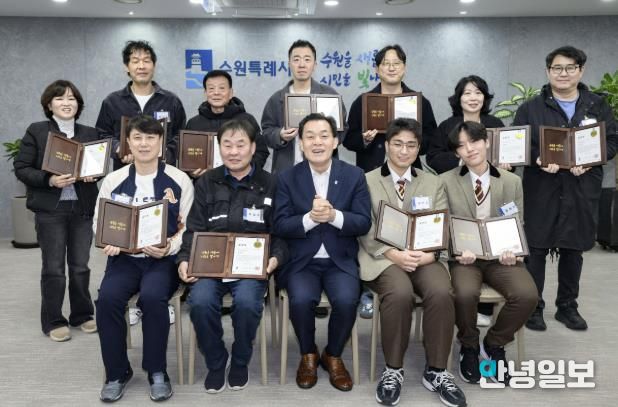이재준 수원시장과 모범시민 표창을 받은 시민들이 기념촬영을 하고 있다.