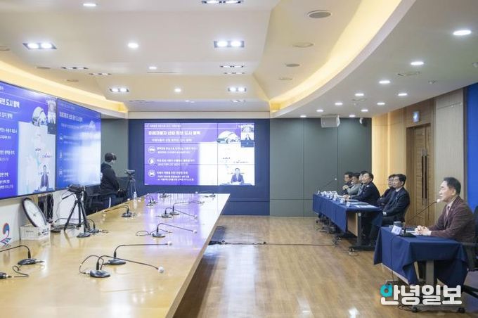 KAIST 전체 학과장 회의에 원격으로 참석한 정장선 시장이 평택시 주요 현안을 설명하고 있다.