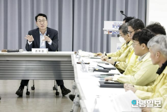 3일 정명근 화성특례시장이 관계 공무원들과 함께 동탄숲 생태터널 전면 통제에 따른 교통 대책 조치사항을 점검하고 있다