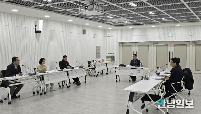 수원시가 ‘2025년 수원시 수목원 운영자문위원회 회의’를 열고 있다.