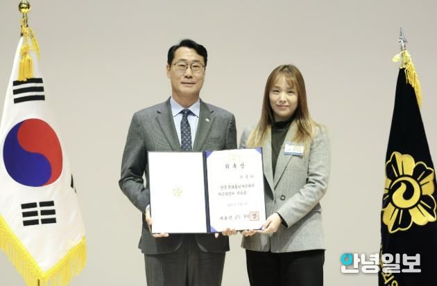 정명근 화성특례시장이 자문위원 위촉장을 들고 기념촬영을 하고 있다