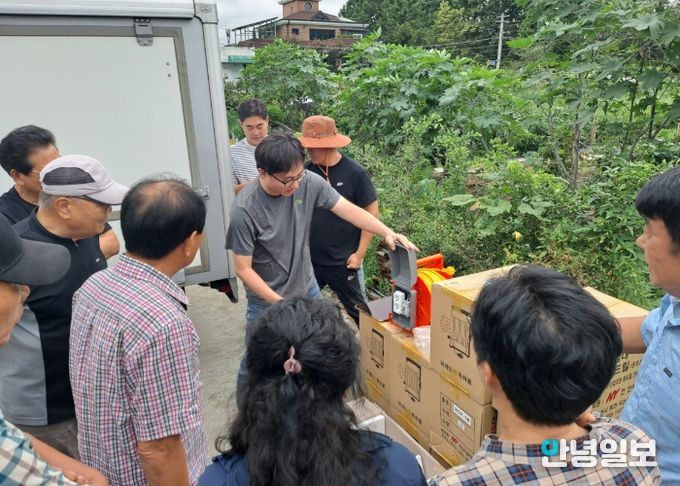 농업인들에게 농작업 안전편이장비 컨설팅을 하고 있다.