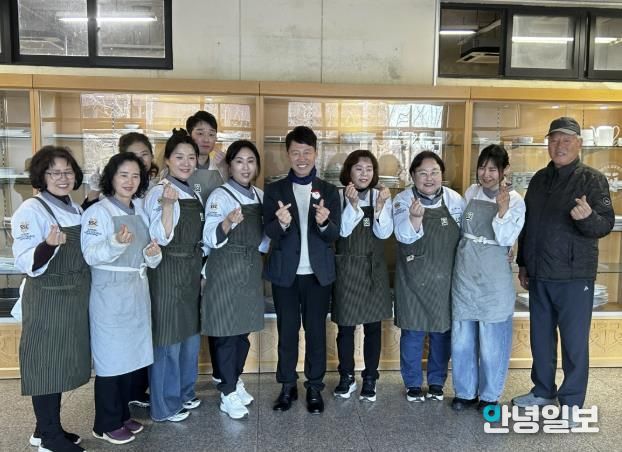 수원과학대학교 남방애동아리가 9일 저소득층을 위한 반찬나눔 봉사활동을 하고 기념 촬영을 하고 있다