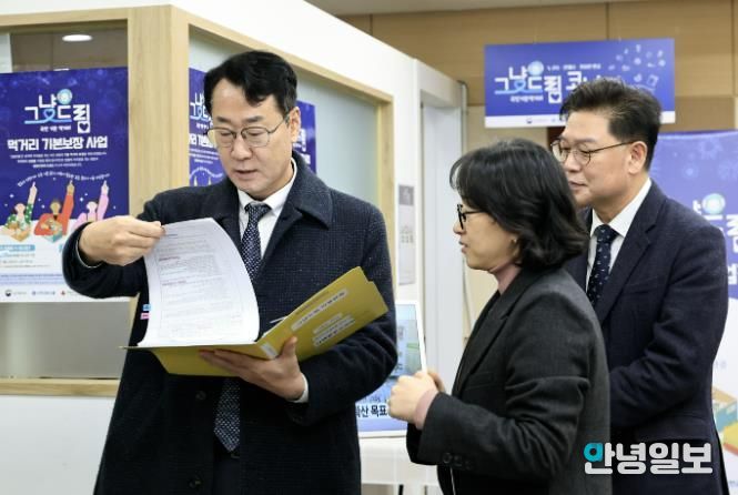 정명근 화성특례시장이 나래울마켓 내 먹거리기본코너 현장을 점검 하고 있다