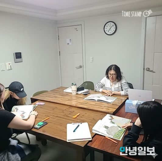 청소년들이 청소년쉼터 독서 심리 프로그램 수업을 듣고 있다.