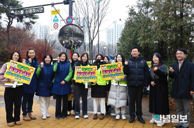 이상일 용인특례시장이 11일 청덕초등학교를 방문해 교통지도봉사를 했다.