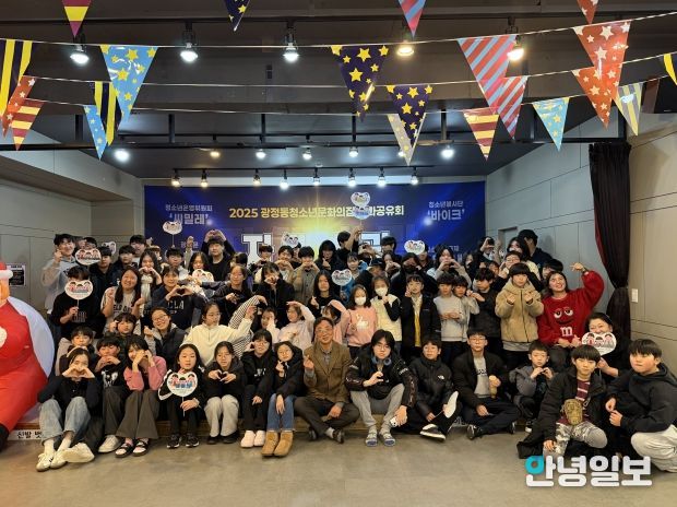 성과공유회 ‘자체발광’ 단체사진